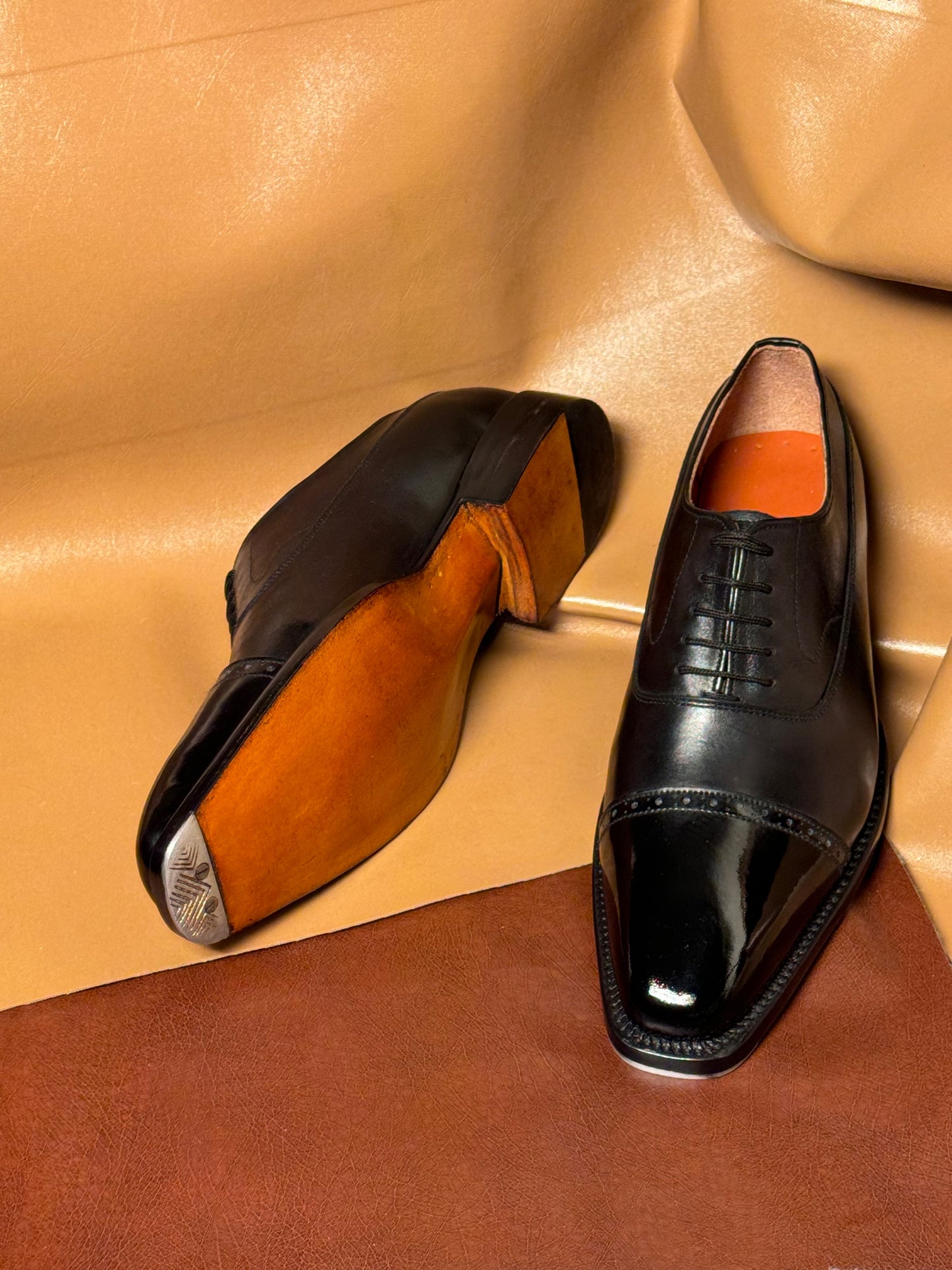 Black chiselled tow oxford