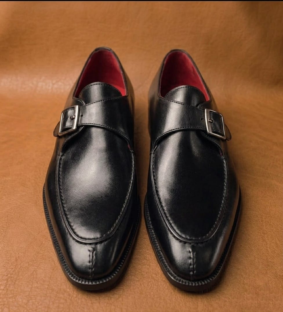 Black split-toe single monkstrap