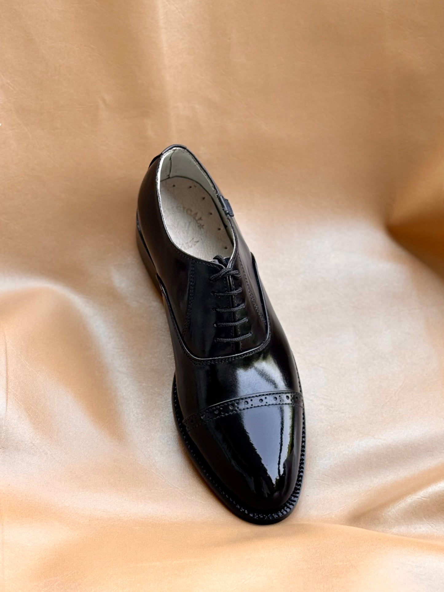 Black captoe oxford A-21