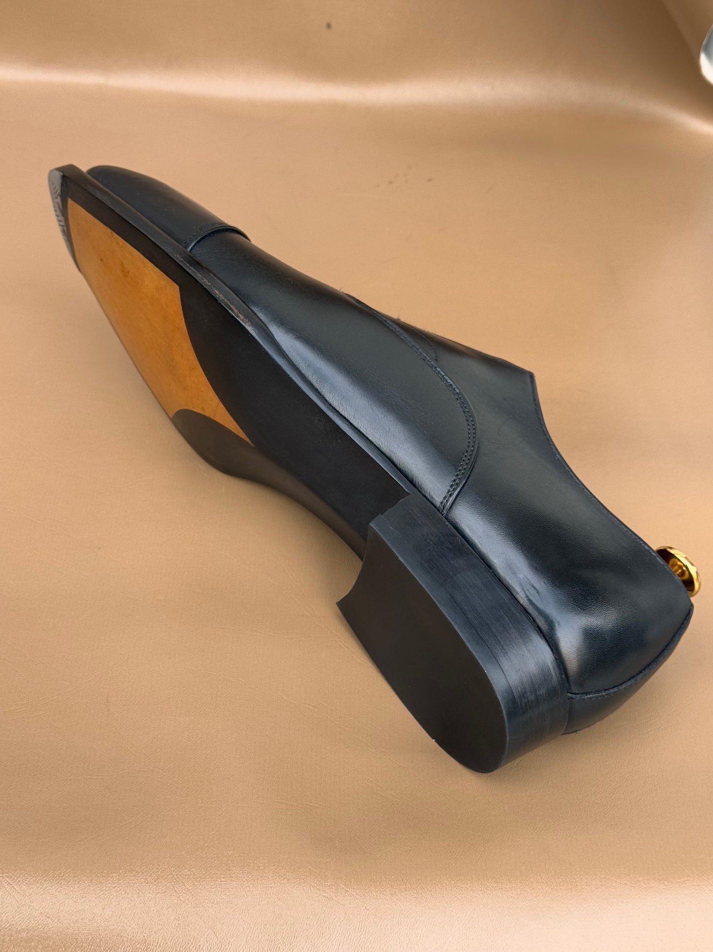 Black chiselled toe oxford