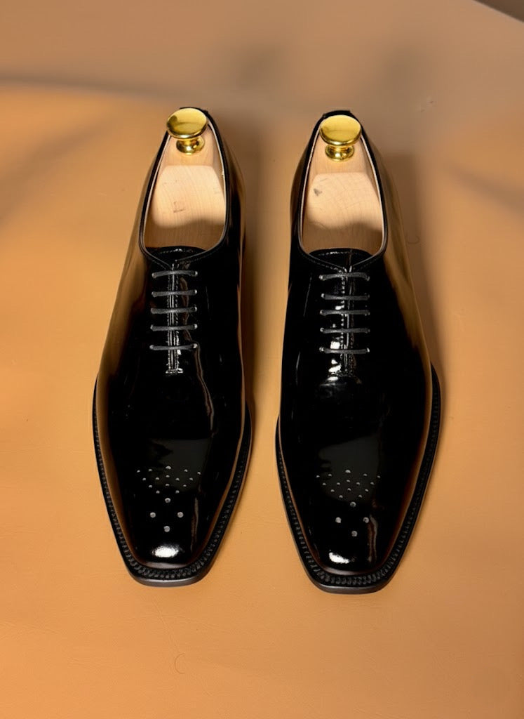 Black whole-cut oxford