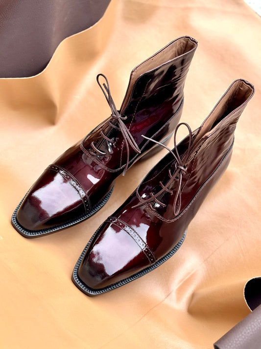 Chiselled toe Oxford boots