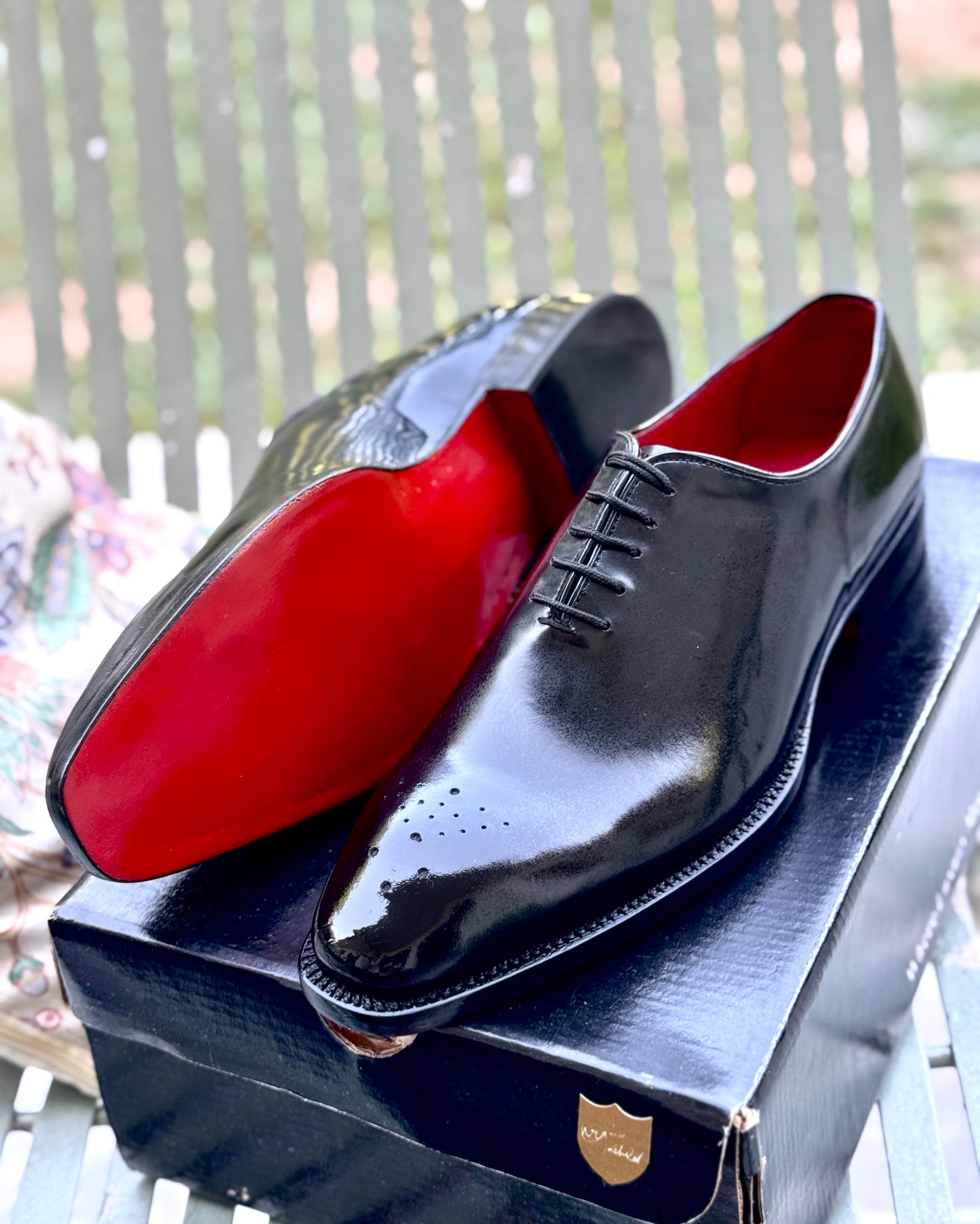 Black whole-cut oxford