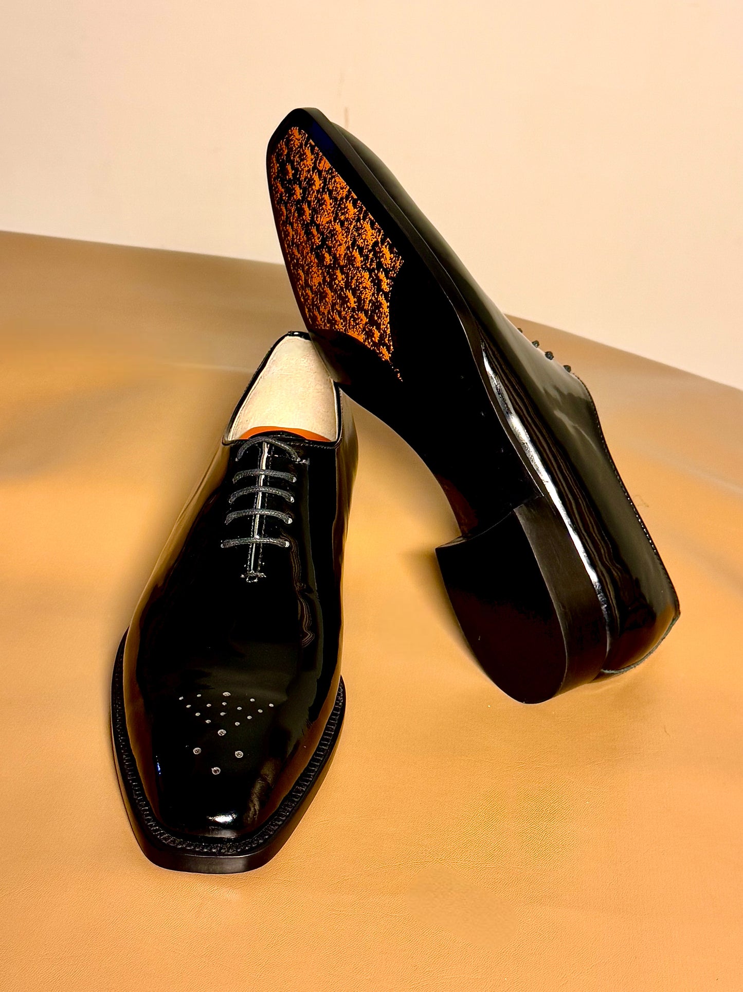 Black whole-cut oxford