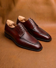 Burgundy hatch grain derby