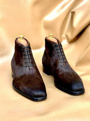Horsehide grain and texture across the vamp
