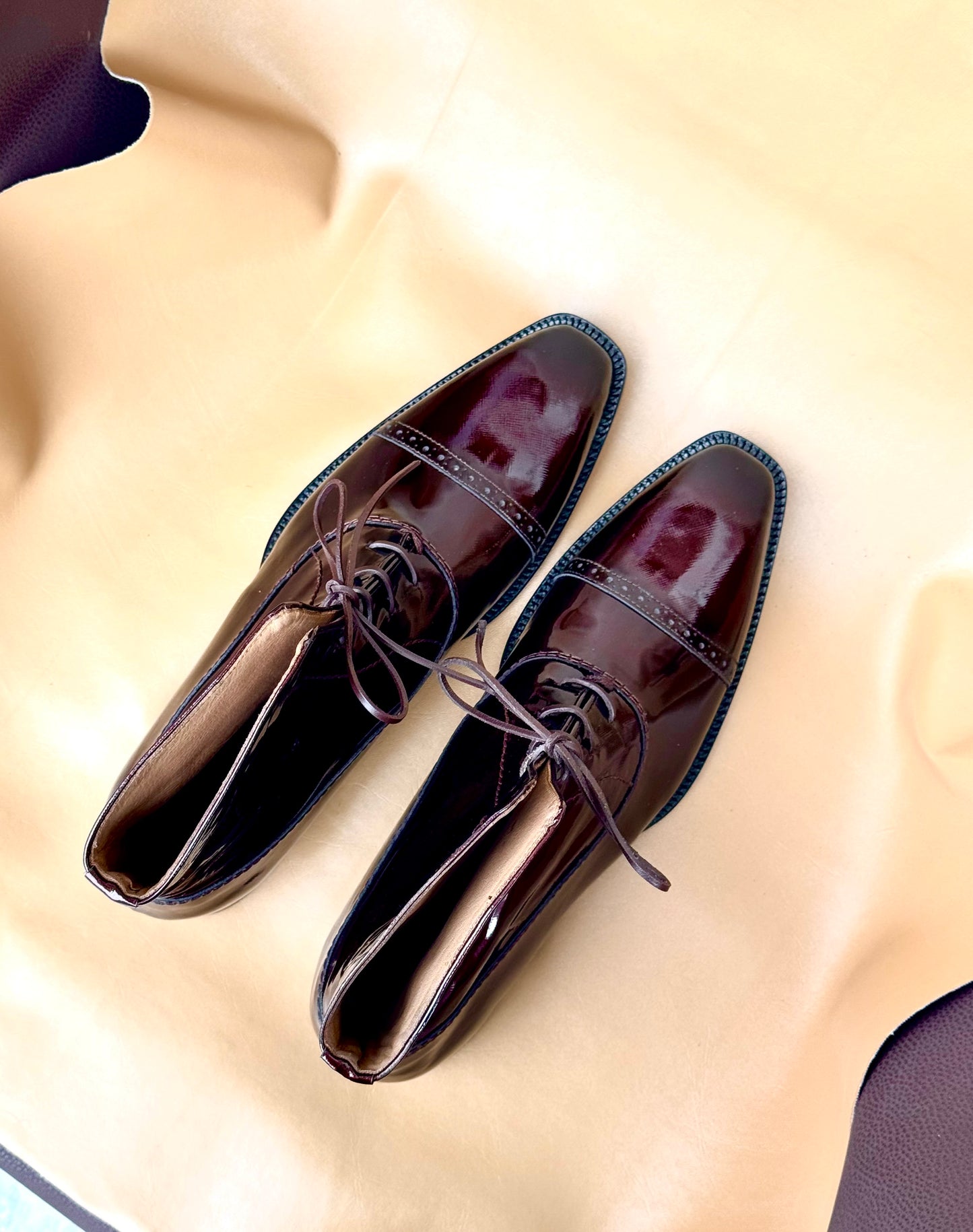 Chiselled toe Oxford boots