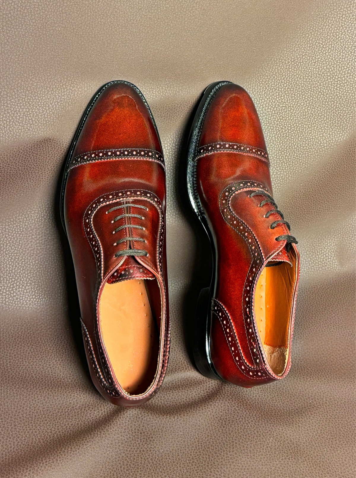 Men's burgundy cap toe oxford shoes, three-quarter view
