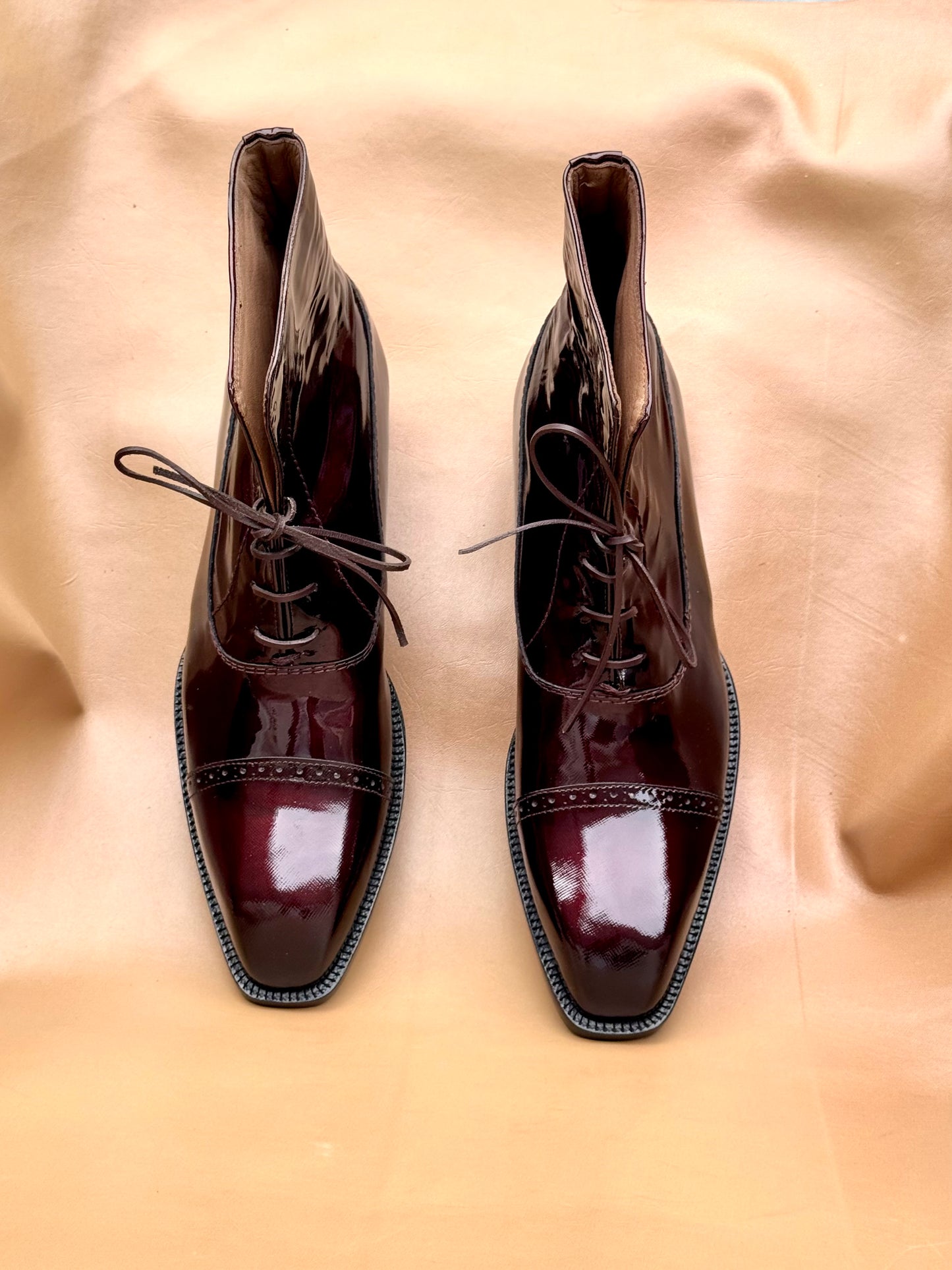 Chiselled toe Oxford boots