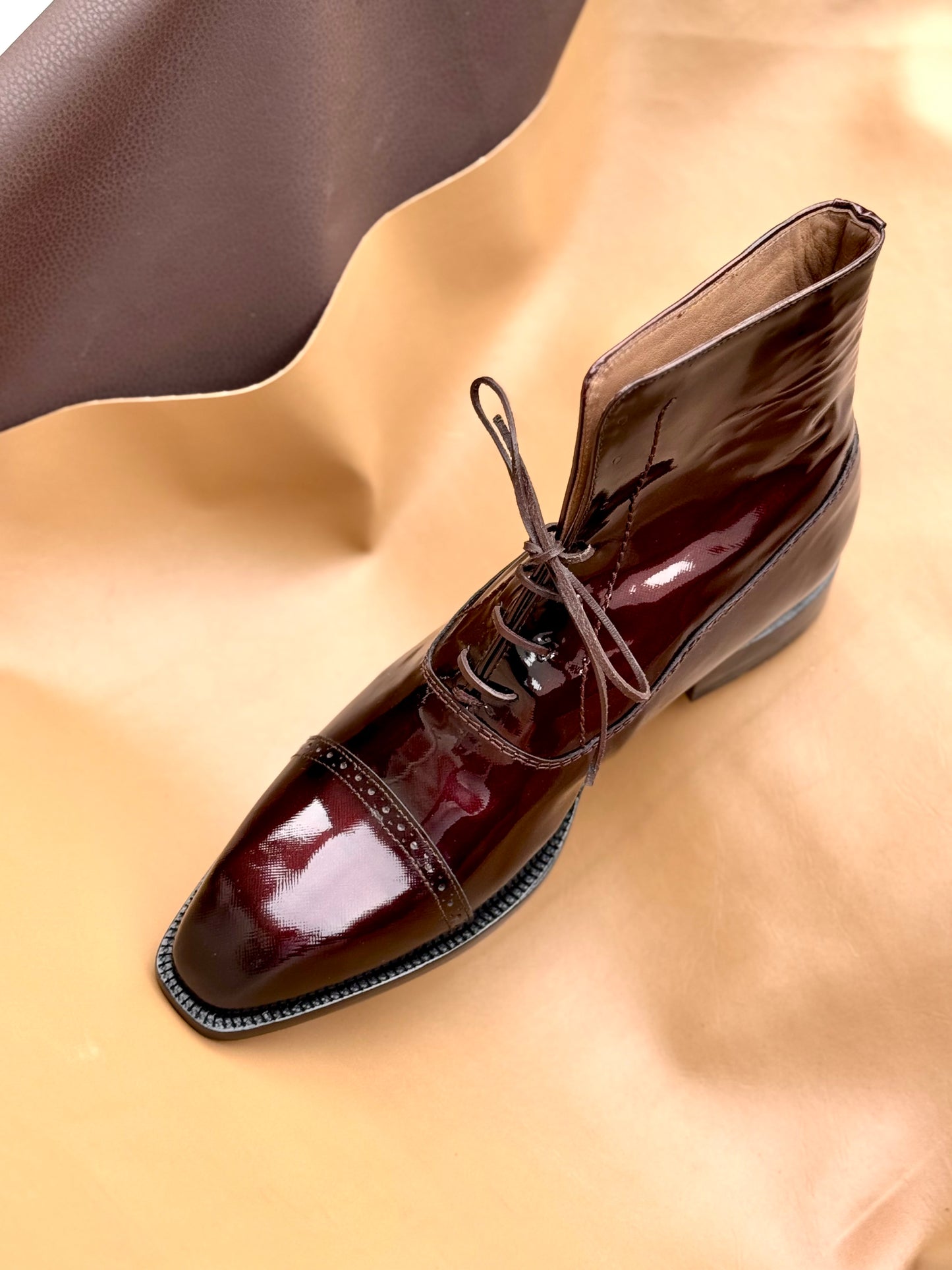 Chiselled toe Oxford boots