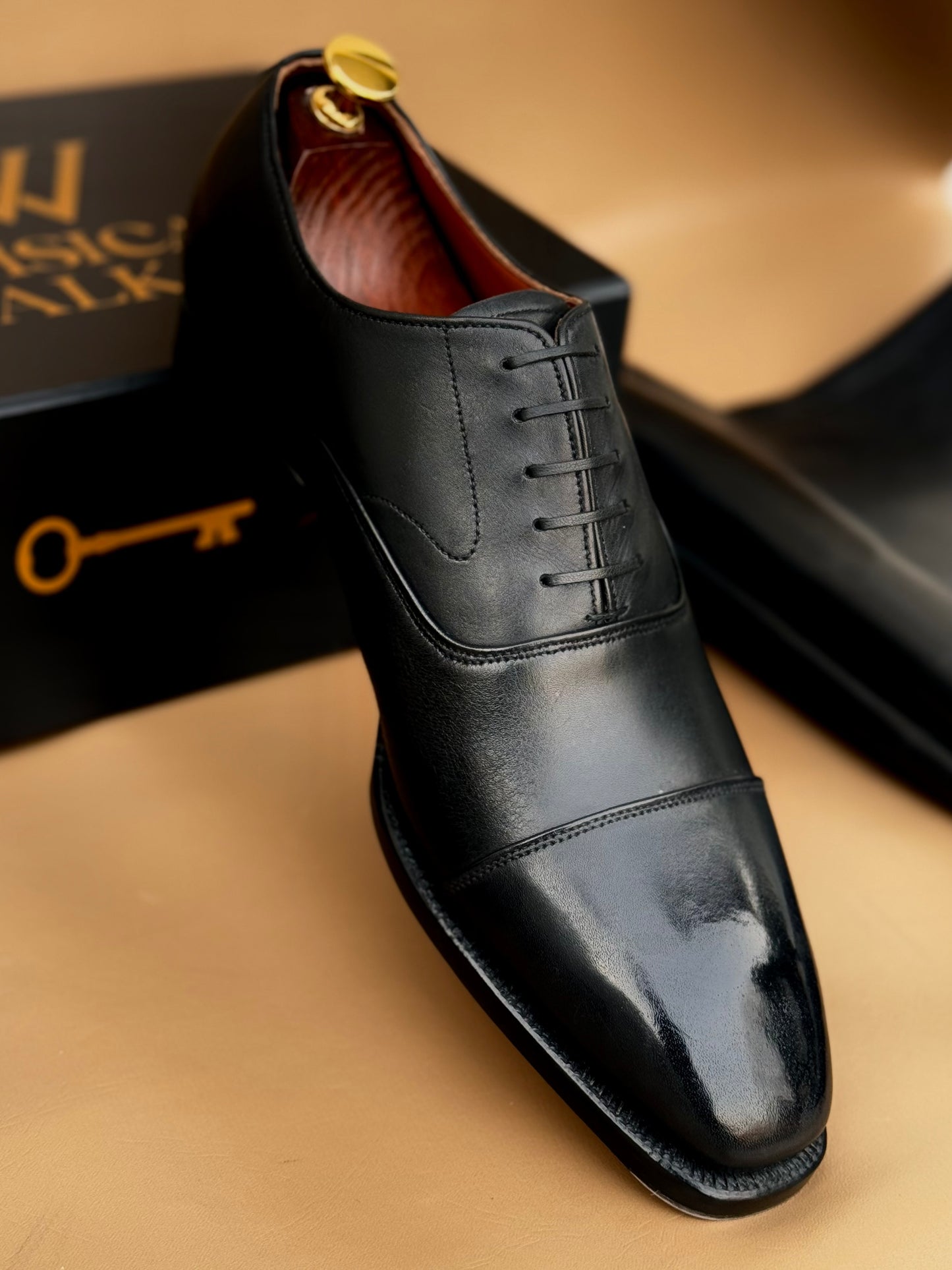 Black chiselled toe oxford